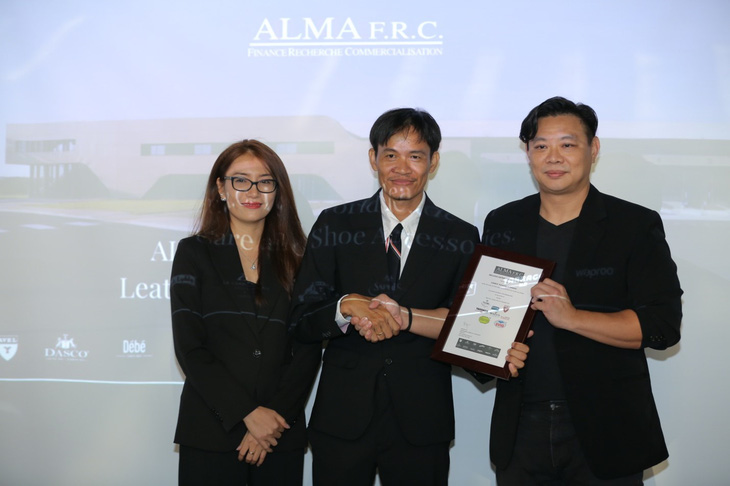 Ông Bằng, đại diện CleanCo, nhận chứng nhận phân phối độc quyền thương hiệu tại Việt Nam