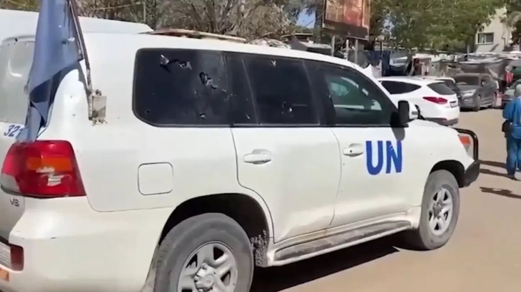 Chiếc xe Liên Hiệp Quốc bị tấn công hôm 13-5 ở Gaza - Ảnh: MIDDLE EAST EYE