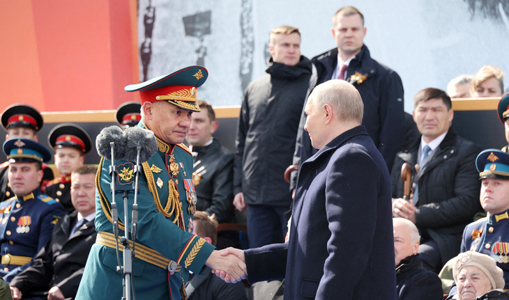 Bộ trưởng Quốc phòng Nga Sergei Shoigu (trái) và Tổng thống Vladimir Putin tại lễ kỷ niệm Ngày chiến thắng hôm 9-5 - Ảnh: Reuters