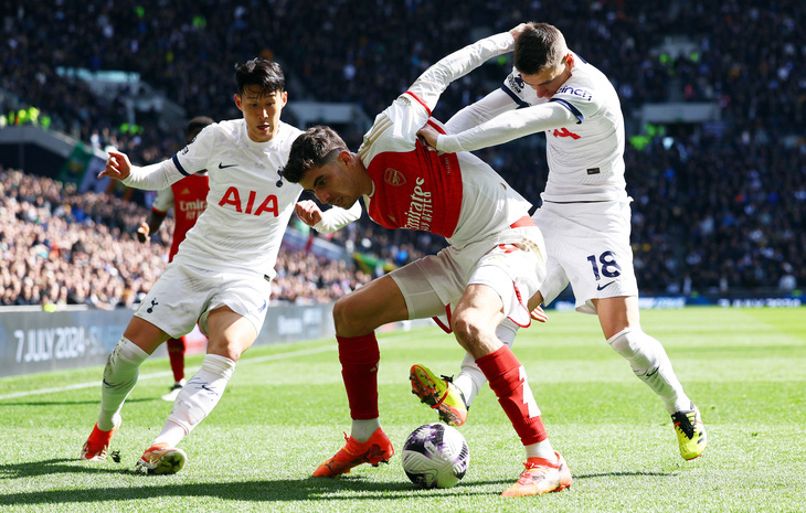 Arsenal (giữa) hy vọng Tottenham có thể giúp họ vượt mặt Man City - Ảnh: REUTERS