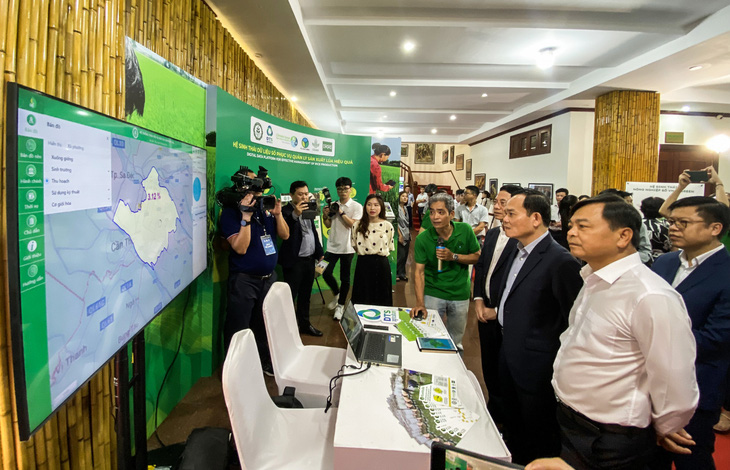 Phó thủ tướng Trần Lưu Quang xem hệ sinh thái dữ liệu số phục vụ quản lý sản xuất lúa hiệu quả - Ảnh: TRỊNH LY
