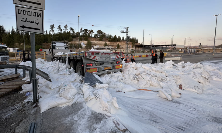 Hàng viện trợ bị đổ ra đầy đường - Ảnh: ANADOLU/GETTY IMAGES