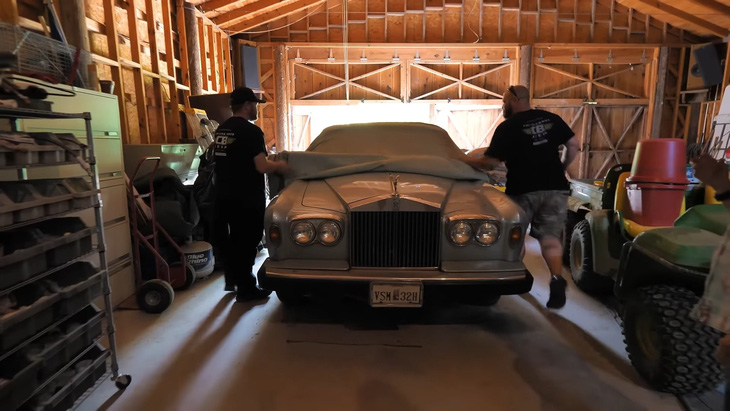 Rolls-Royce Silver Wraith II 1980 này đã nằm một chỗ suốt 24 năm - Ảnh: Dennis Collins/YouTube