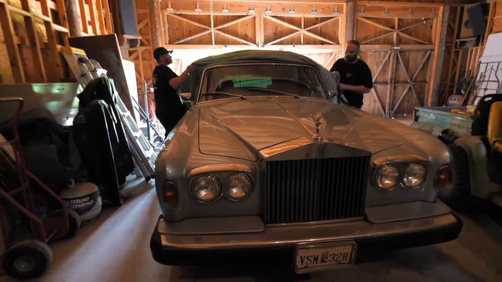 Chiếc Rolls-Royce cổ điển không nằm trong một không gian sang chảnh mà chỉ là một gara, hay đúng hơn là nhà kho của một trang trại - Ảnh: Dennis Collins/YouTube