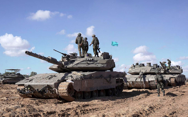 Các binh sĩ Israel đứng trên xe tăng chiến đấu thuộc Lữ đoàn Givati hoạt động ở đông Rafah, phía nam Dải Gaza hôm 10-5 - Ảnh: AFP