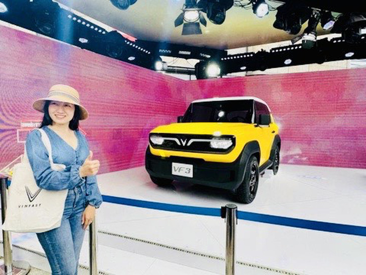 Tại Việt Nam, VinFast chốt giá bán ô tô điện mini 235 triệu đồng/chiếc, chạy 210km/lần sạc đang thu hút chú ý của khách hàng - Ảnh: CÔNG TRUNG