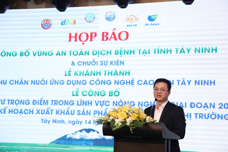 Cục trưởng Cục Thú y Nguyễn Văn Long phát biểu tại họp báo - Ảnh: GIAI THỤY