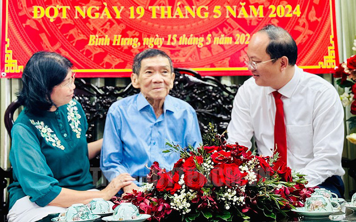 Huy hiệu 80 năm tuổi Đảng được Bí thư Thành ủy TP.HCM trao trong hoàn cảnh đặc biệt  - Ảnh 5.