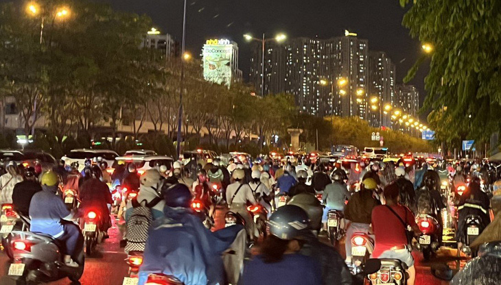Dòng xe ùn ứ kéo dài, nhích từng chút trên đường Võ Nguyên Giáp (TP Thủ Đức), đoạn gần cầu Sài Gòn, hướng về cầu Rạch Chiếc - Ảnh: Người dân cung cấp