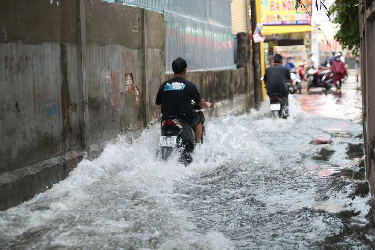 Một đoạn hẻm 1207 đường Kha Vạn Cân, phường Linh Tây cũng bị ngập sâu nửa bánh xe trong cơn mưa lớn - Ảnh: MINH HÒA