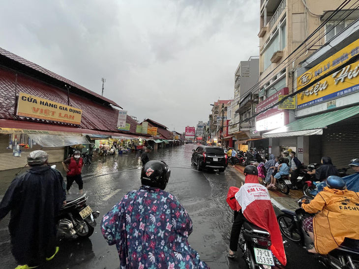 Đường Lê Văn Ninh bên hông chợ Thủ Đức đang không cho xe đi vì có 4-5 hố ga bung nắp - ảnh: LÊ PHAN