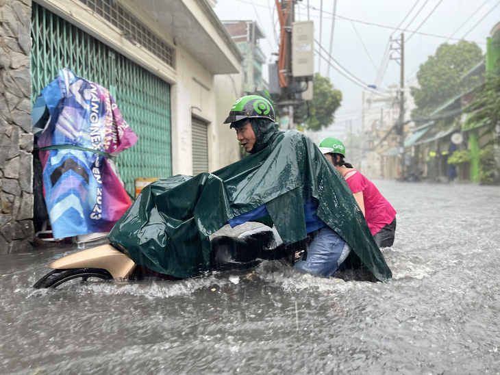 Cơn mưa gây ngập sâu ở khu vực Thủ Đức - Ảnh: LÊ PHAN