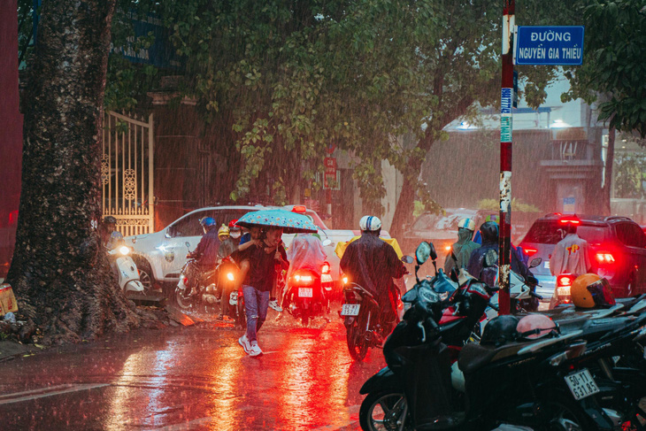 Cơn mưa trắng trời ngay trong khung giờ học sinh tan trường, phụ huynh vất vả đón con em tại Trường tiểu học Thực hành - Đại học Sài Gòn (quận 3) - Ảnh: THANH HIỆP