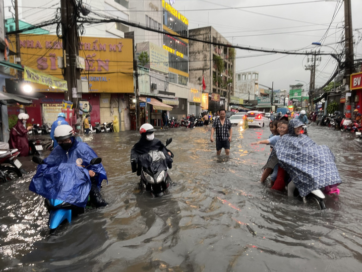 Nhiều khu vực ở Thủ Đức bị ngập sau cơn mưa lớn - Ảnh: LÊ PHAN