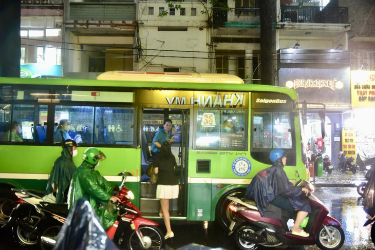 Xe buýt được người dân chọn lựa trong mưa lớn, ảnh chụp trên đường Trần Quang Khải, quận 1- Ảnh: T.T.D
