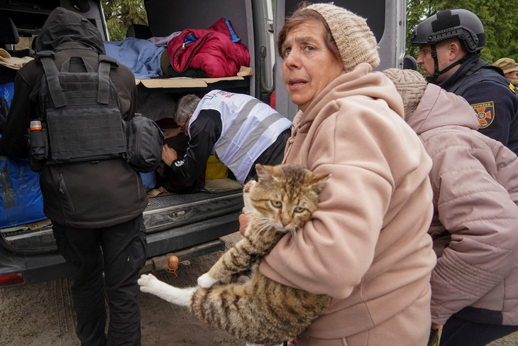Người dân ở thị trấn Vovchansk vùng Kharkov di tản ngày 13-5 - Ảnh: REUTERS