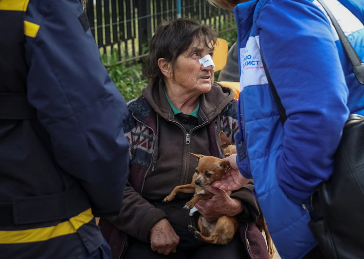 Người dân thành phố Vovchansk di tản đến thành phố Kharkov ngày 14-5 - Ảnh: REUTERS
