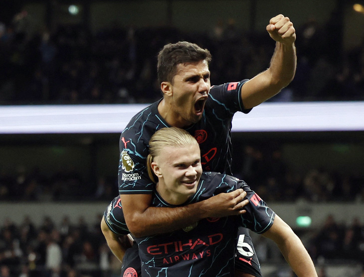 Niềm vui của Haaland sau khi ghi bàn giúp Man City đánh bại Tottenham - Ảnh: REUTERS