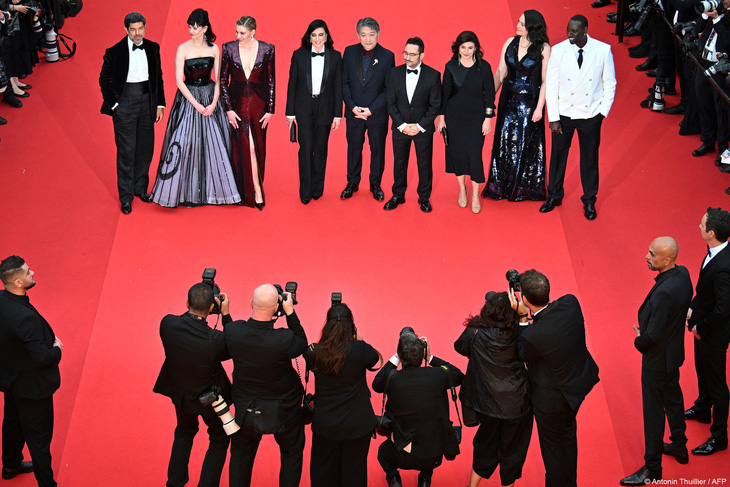 Các thành viên Ban giám khảo Liên hoan phim Cannes lần thứ 77 trên thảm dỏ.