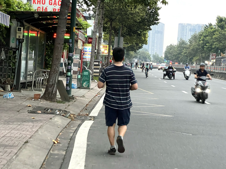 Chạy ngược chiều trên đường Phạm Văn Đồng