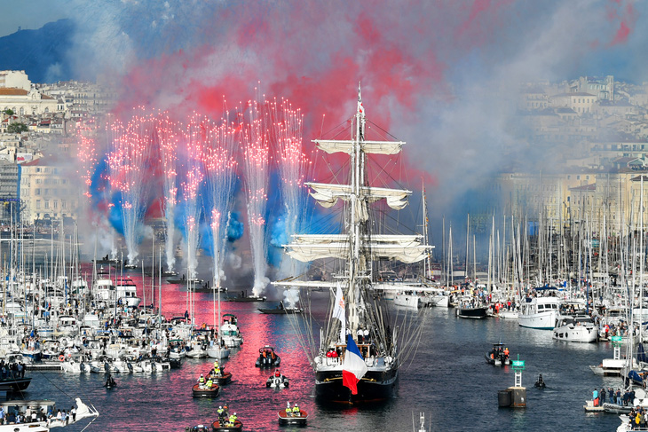 Pháo hoa chào đón con tàu Belem cập cảng Vieux-Port ở thành phố Marseille chở ngọn lửa Olympic trước thềm Thế vận hội Olympic Paris 2024 - Ảnh: AFP