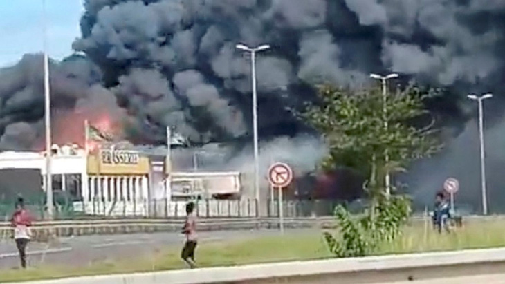 Khói bốc lên từ đám cháy trong vụ bạo loạn ở Noumea, New Caledonia - Ảnh: Reuters