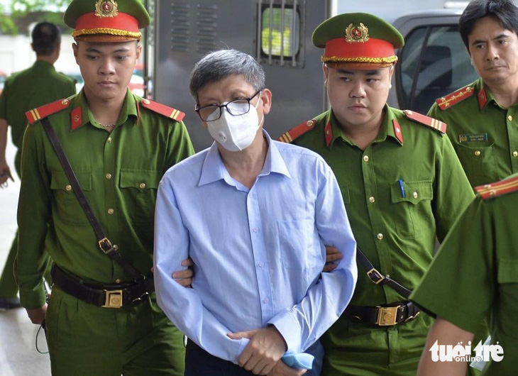 Cựu bộ trưởng Bộ y tế Nguyễn Thanh Long được dẫn giải đến tòa sáng ngày 15-5 - Ảnh: DANH TRỌNG
