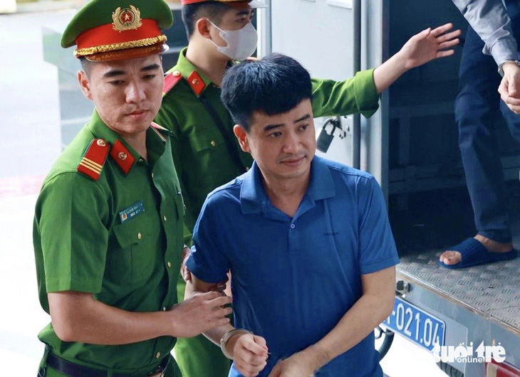 Bị cáo Phan Quốc Việt được dẫn giải đến tòa - Ảnh: DANH TRỌNG