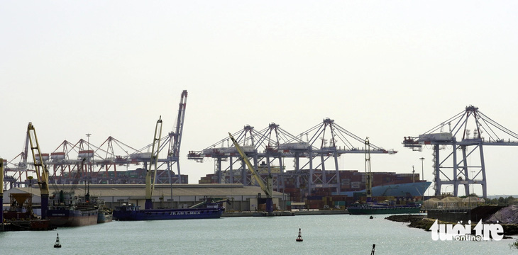 Hai tàu container cỡ lớn cùng cập Cái Mép - Thị Vải - Ảnh: ĐÔNG HÀ 