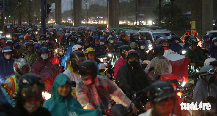 Dòng xe kẹt cứng ngay tại giao lộ đường Đặng Văn Bi và song hành đường Võ Nguyên Giáp (TP Thủ Đức) trong cơn mưa lớn - Ảnh: MINH HÒA