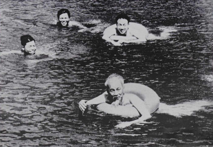 Chủ tịch Hồ Chí Minh tập bơi