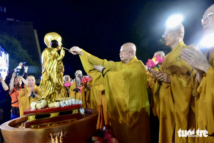 Hòa thượng Thích Lệ Trang - trưởng Ban trị sự Giáo hội Phật giáo Việt Nam TP.HCM - thực hiện nghi thức tắm Phật - Ảnh: T.T.D.