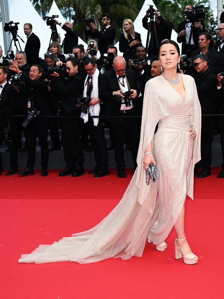 Củng Lợi khoe dáng trong bộ đầm quấn màu kem, xẻ ngực sâu, tô điểm bằng vòng đá quý. Đây là lần thứ 20 nữ diễn viên tham dự LHP Cannes.