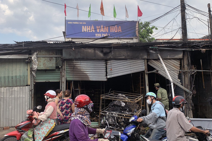 Hai gian hàng cho thuê trong nhà văn hóa khu phố 1, phường Tam Hòa, TP Biên Hòa, Đồng Nai bốc cháy dữ dội lúc rạng sáng - Ảnh: A.B.