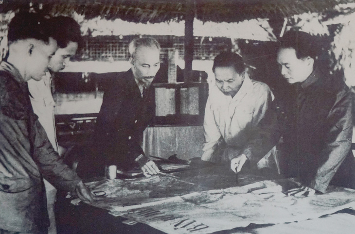 Chủ tịch Hồ Chí Minh cùng các đồng chí Trường Chinh, Phạm Văn Đồng, Võ Nguyên Giáp họp quyết định mở chiến dịch Điện Biên Phủ năm 1954