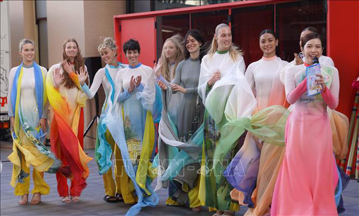 Các cô gái Úc trình diễn áo dài - Ảnh: TTXVN