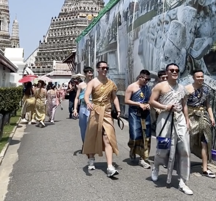 Du khách nam tại Bangkok mặc trang phục truyền thống dành cho nữ của Thái Lan - Ảnh: BANGKOK POST