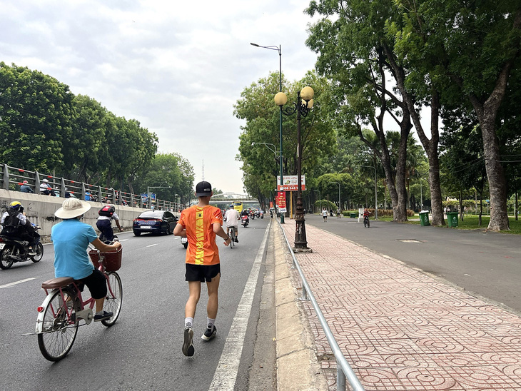 Công viên Gia Định có nhiều không gian để chạy bộ nhưng nhiều người chạy dưới lòng đường - Ảnh: XUÂN ĐOÀN