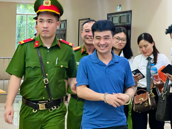 Bị cáo Phan Quốc Việt rời tòa - Ảnh: DANH TRỌNG