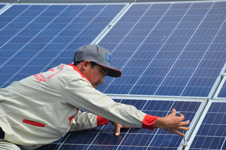 Lắp đặt tấm pin mặt trời áp mái trang trại ở huyện An Biên, tỉnh Kiên Giang - Ảnh: K.NAM
