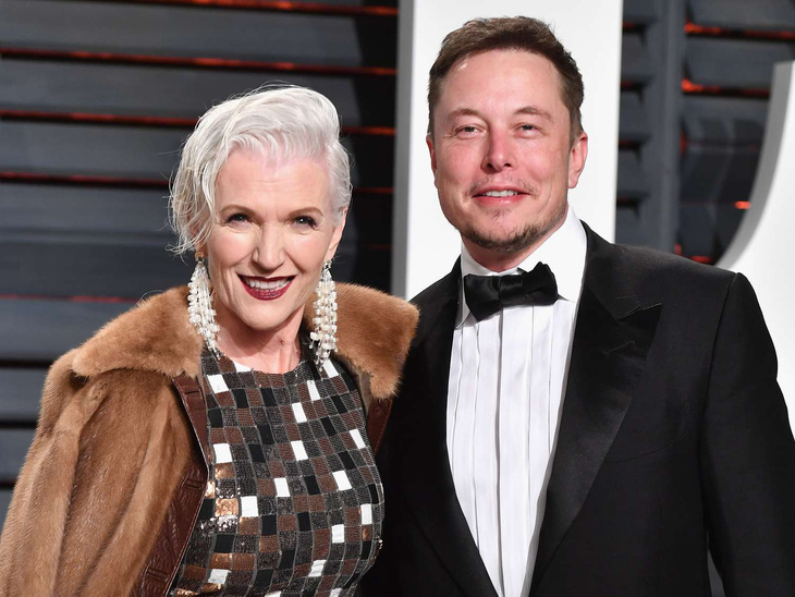 Bà Maye Musk bên cạnh cậu con trai tỉ phú Elon Musk - Ảnh: GETTY IMAGES
