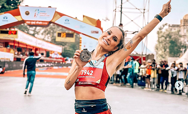 Nữ VĐV Estefanía Unzu Ripoll với chiến thắng thần kỳ ở nội dung 100km của Tây Ban Nha - Ảnh: Reuters