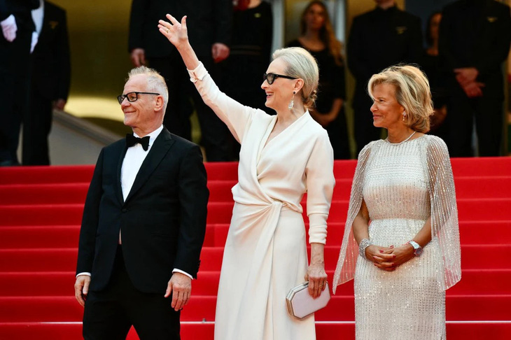 (Từ trái sang phải) Đạo diễn Liên hoan phim Cannes Thierry Fremaux, diễn viên Meryl Streep và Chủ tịch Festival de Cannes Iris Knobloch.