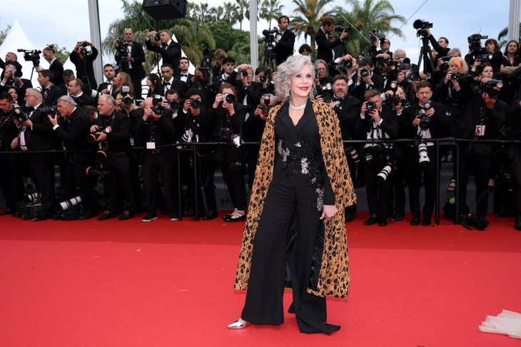 Diễn viên kỳ cựu Jane Fonda trên thảm đỏ Cannes với phong thái hiện đại