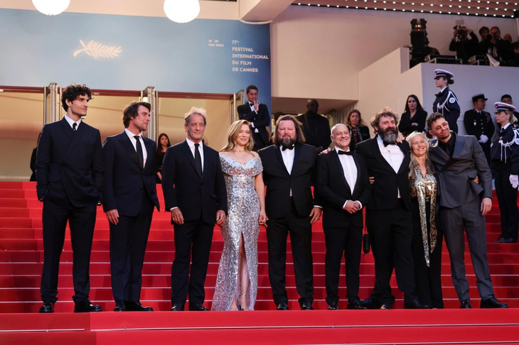 Đoàn phim “Le Deuxième Acte” (“The Second Act”) trên thảm đỏ lễ khai mạc Liên hoan phim Cannes thường niên lần thứ 77.
