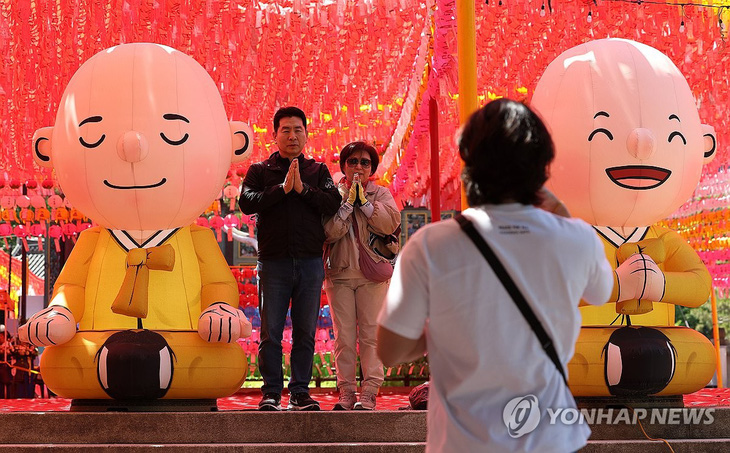 Người dân chụp ảnh kỷ niệm tại Tào Khê Tự sáng 14-5, một ngày trước Lễ Phật đản - Ảnh: YONHAP