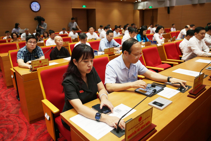 Các đại biểu HĐND TP Hà Nội bấm nút thông qua đề án - Ảnh: HĐND TP 