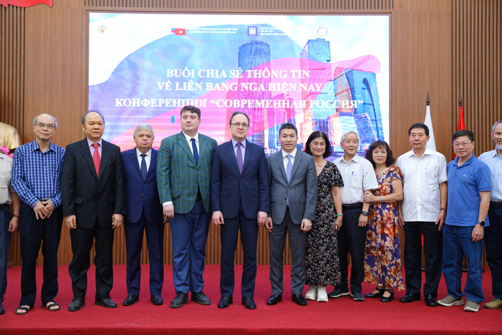 Các đại biểu Việt - Nga chụp ảnh lưu niệm tại buổi chia sẻ thông tin sáng 15-5 ở Hà Nội - Ảnh: Liên hiệp các tổ chức hữu nghị Việt Nam