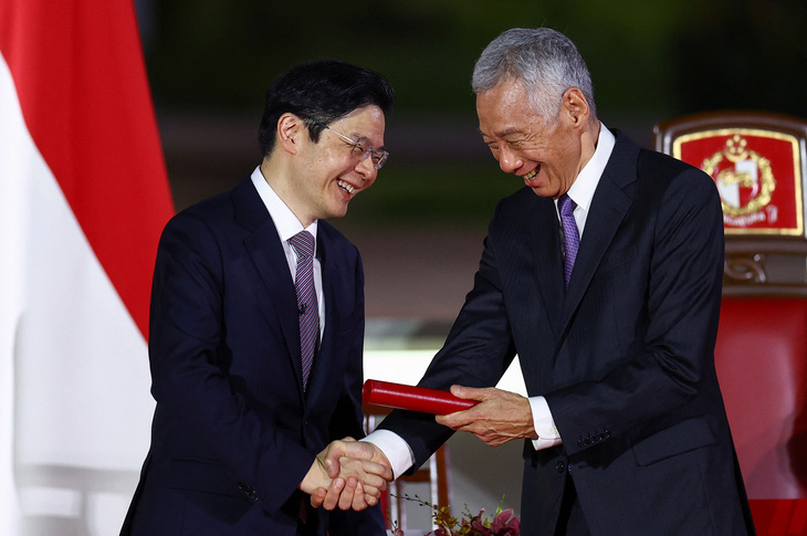 Tân Thủ tướng Singapore Hoàng Tuần Tài và người tiền nhiệm Lý Hiển Long tại lễ tuyên thệ nhậm chức tối 15-5 - Ảnh: REUTERS
