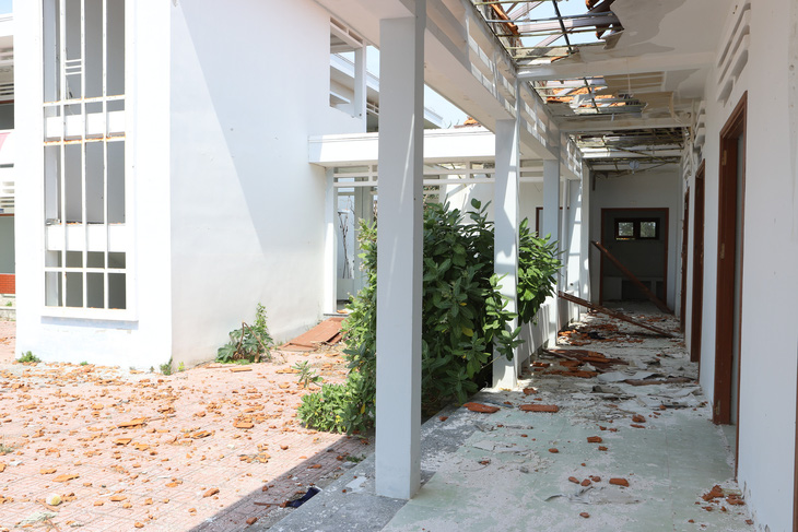 Cảnh hoang tàn bên trong trường mầm non - mẫu giáo ở khu tái định cư Xóm Quán - Ảnh: TRẦN HƯỚNG